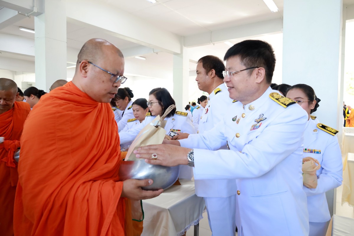 อบจ.ตาก เข้าร่วมพิธีเจริญพระพุทธมนต์และทำบุญตักบาตรถวายพระราชกุศล (ข้าวสาร อาหารแห้ง) เฉลิมพระเกียรติสมเด็จพระนางเจ้าสิริกิติ์ พระบรมราชินีนาถ พระบรมราชชนนีพันปีหลวง เนื่องในโอกาสวันเฉลิม