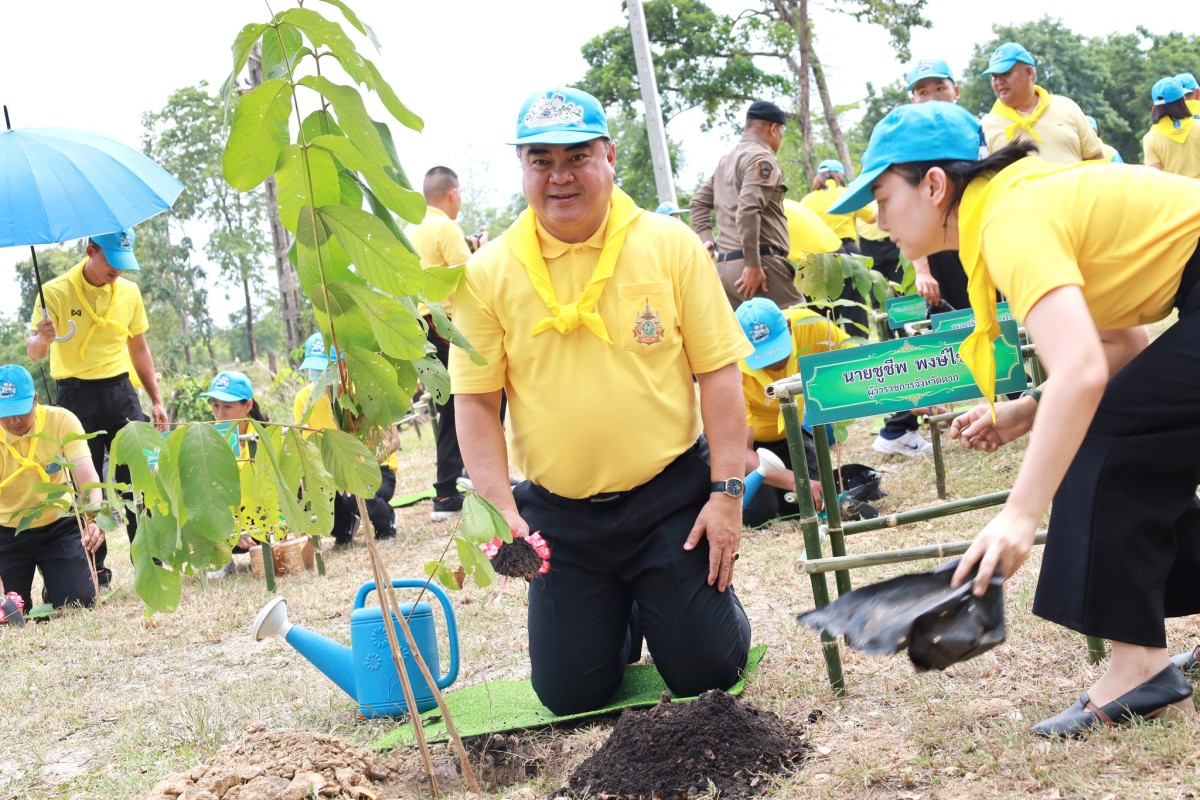 อบจ.ตาก เข้าร่วมพิธีเจริญพระพุทธมนต์และทำบุญตักบาตรถวายพระราชกุศล (ข้าวสาร อาหารแห้ง) เฉลิมพระเกียรติสมเด็จพระนางเจ้าสิริกิติ์ พระบรมราชินีนาถ พระบรมราชชนนีพันปีหลวง เนื่องในโอกาสวันเฉลิม