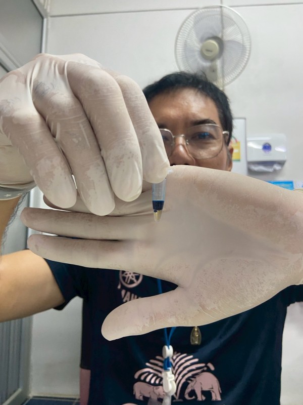 8 สิงหาคม 2568 นายอดิศร เทียนพานิช ผอ.รพ.สต.บ้านสันป่าไร่ ตรวจสารโพลาร์ในน้ำมันทอดซ้ำในร้านขายของทอด(ลูกชิ้น ฮอทดอก กล้วยทอด กล้วยฉาบ) ของหมู่ที่ 2 บ้านตีนธาตุ จำนวน 2 ร้าน ผลการตรวจไม่พบสารโพลาร์เกินเกณฑ์มาตรฐาน ได้แจ้งผลการตรวจและให้คำแนะนำแก่เจ้าของร้า