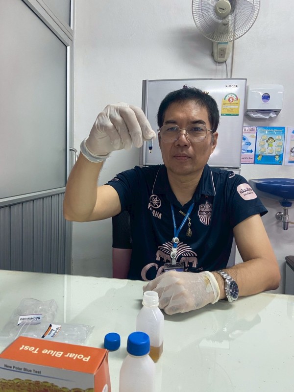 8 สิงหาคม 2568 นายอดิศร เทียนพานิช ผอ.รพ.สต.บ้านสันป่าไร่ ตรวจสารโพลาร์ในน้ำมันทอดซ้ำในร้านขายของทอด(ลูกชิ้น ฮอทดอก กล้วยทอด กล้วยฉาบ) ของหมู่ที่ 2 บ้านตีนธาตุ จำนวน 2 ร้าน ผลการตรวจไม่พบสารโพลาร์เกินเกณฑ์มาตรฐาน ได้แจ้งผลการตรวจและให้คำแนะนำแก่เจ้าของร้า