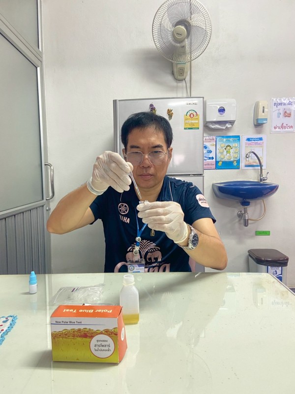8 สิงหาคม 2568 นายอดิศร เทียนพานิช ผอ.รพ.สต.บ้านสันป่าไร่ ตรวจสารโพลาร์ในน้ำมันทอดซ้ำในร้านขายของทอด(ลูกชิ้น ฮอทดอก กล้วยทอด กล้วยฉาบ) ของหมู่ที่ 2 บ้านตีนธาตุ จำนวน 2 ร้าน ผลการตรวจไม่พบสารโพลาร์เกินเกณฑ์มาตรฐาน ได้แจ้งผลการตรวจและให้คำแนะนำแก่เจ้าของร้า