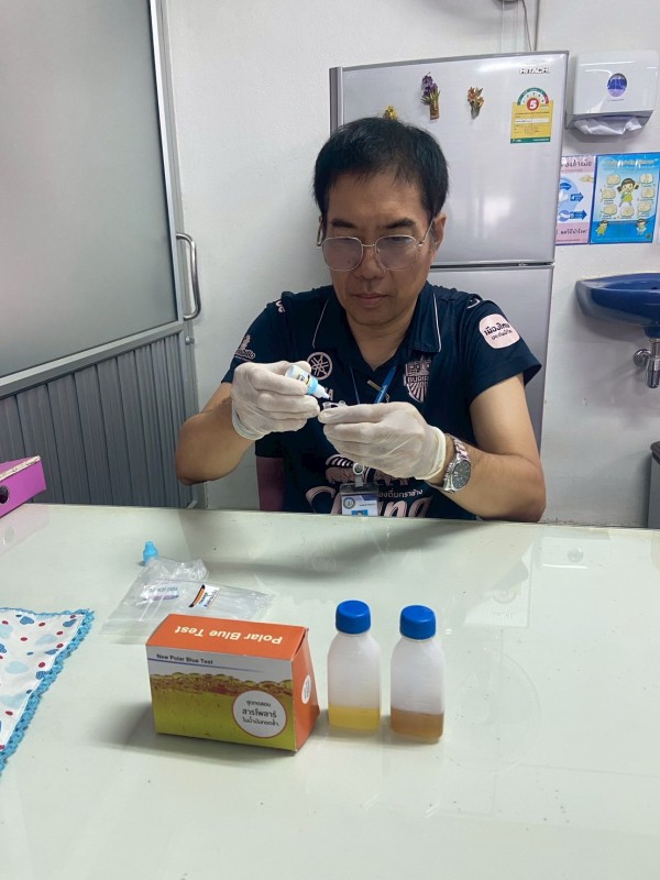 8 สิงหาคม 2568 นายอดิศร เทียนพานิช ผอ.รพ.สต.บ้านสันป่าไร่ ตรวจสารโพลาร์ในน้ำมันทอดซ้ำในร้านขายของทอด(ลูกชิ้น ฮอทดอก กล้วยทอด กล้วยฉาบ) ของหมู่ที่ 2 บ้านตีนธาตุ จำนวน 2 ร้าน ผลการตรวจไม่พบสารโพลาร์เกินเกณฑ์มาตรฐาน ได้แจ้งผลการตรวจและให้คำแนะนำแก่เจ้าของร้า