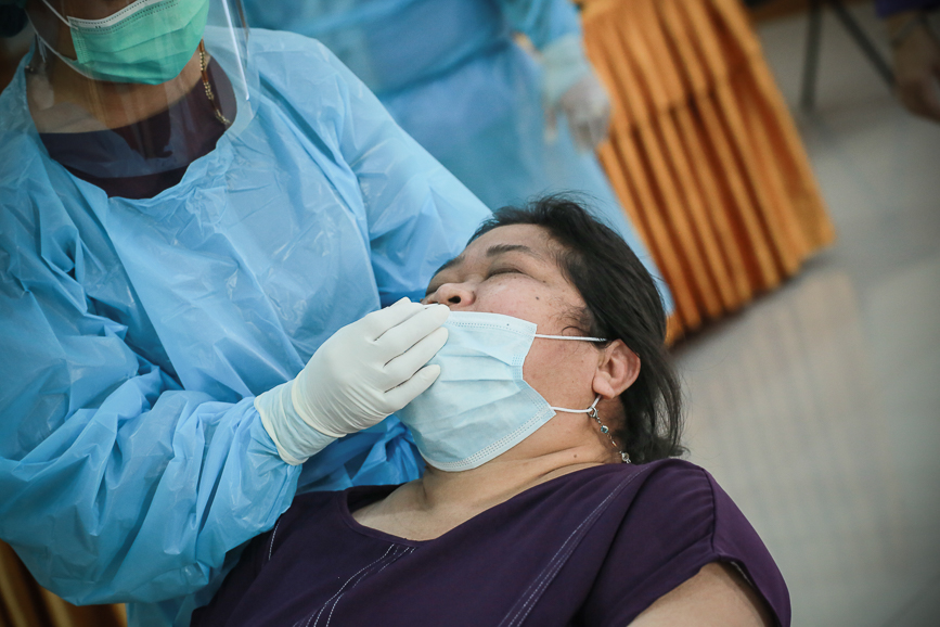 อบจ.ตาก ตรวจคัดกรองด้วยชุดตรวจ Atigen Test Kid (ATK) ให้แก่บุคลากรในสังกัด ตามนโยบาย นายก อบจ.ตาก เพื่อป้องกันการแพร่ระบาดของโรค covid-19