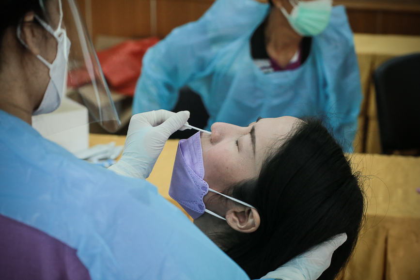 อบจ.ตาก ตรวจคัดกรองด้วยชุดตรวจ Atigen Test Kid (ATK) ให้แก่บุคลากรในสังกัด ตามนโยบาย นายก อบจ.ตาก เพื่อป้องกันการแพร่ระบาดของโรค covid-19