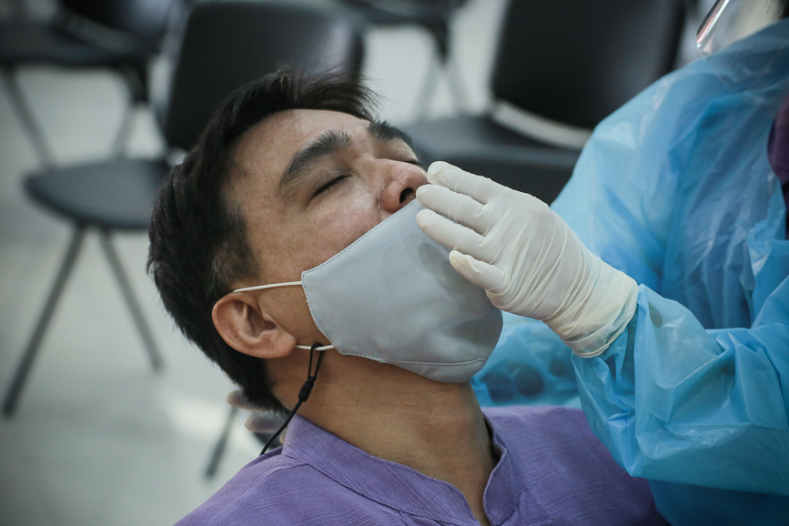 อบจ.ตาก ตรวจคัดกรองด้วยชุดตรวจ Atigen Test Kid (ATK) ให้แก่บุคลากรในสังกัด ตามนโยบาย นายก อบจ.ตาก เพื่อป้องกันการแพร่ระบาดของโรค covid-19