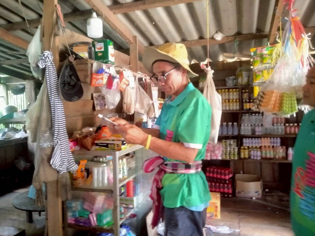 13 สิงหาคม 2568 รพ.สต.บ้านสันป่าไร่ร่วมกับนายกัณตพงศ์ ฉลากมงคล ผู้ช่วยเจ้าหน้าที่สาธารณสุข สสช.บ้านห้วยกระทิงและอาสาสมัครสาธารณสุข ม.6 บ้านห้วยกระทิง ออกตรวจร้านขายของชำ จำนวน 5 ร้าน พบมีร้านค้าจำหน่ายสินค้าหมดอายุ จำนวน 2 ร้าน จำหน่ายเครื่องสำอางค์ที่ห้า