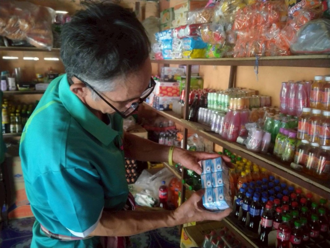 13 สิงหาคม 2568 รพ.สต.บ้านสันป่าไร่ร่วมกับนายกัณตพงศ์ ฉลากมงคล ผู้ช่วยเจ้าหน้าที่สาธารณสุข สสช.บ้านห้วยกระทิงและอาสาสมัครสาธารณสุข ม.6 บ้านห้วยกระทิง ออกตรวจร้านขายของชำ จำนวน 5 ร้าน พบมีร้านค้าจำหน่ายสินค้าหมดอายุ จำนวน 2 ร้าน จำหน่ายเครื่องสำอางค์ที่ห้า