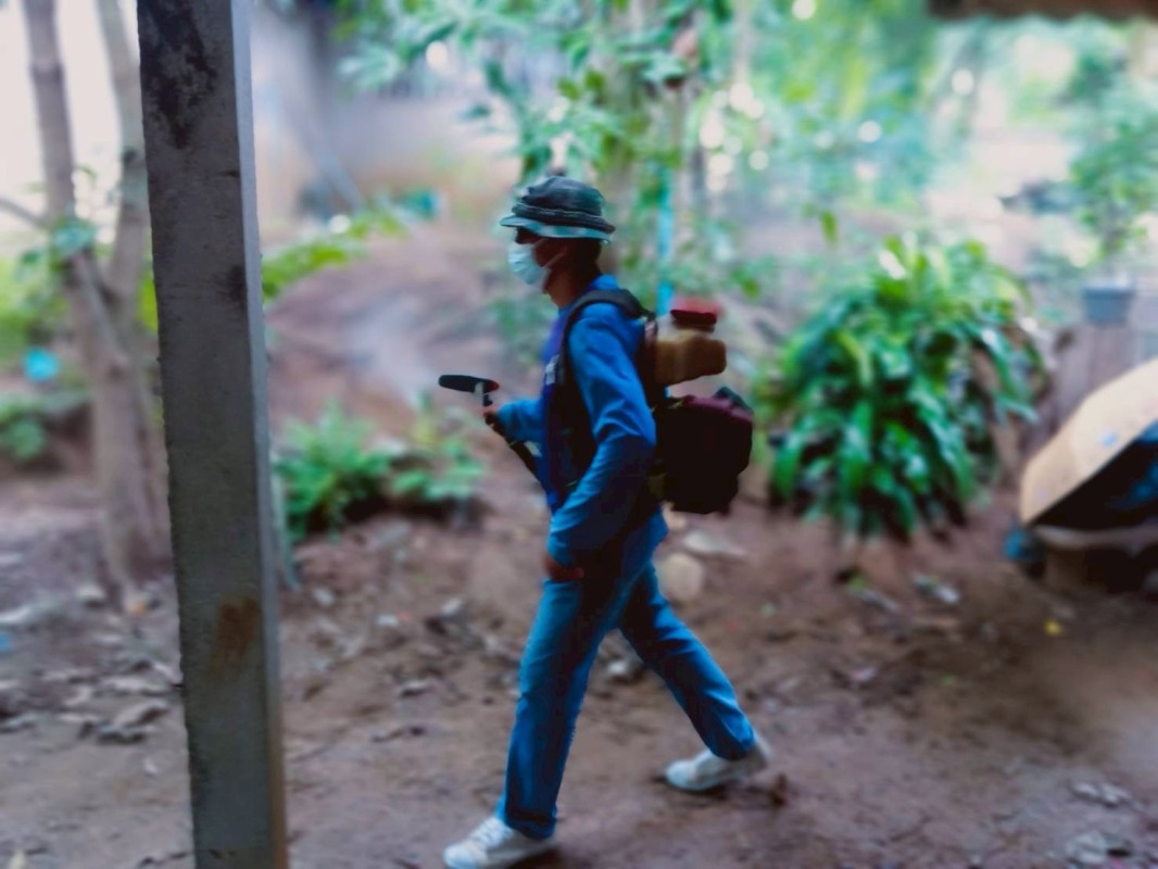 15 สิงหาคม 2568 นางเสาร์แก้ว อ่วมพิทยา เจ้าพนักงานสาธารณสุข รพ.สต.บ้านสันป่าไร่ ร่วมกับ อาสาสมัครสาธารณสุข หมู่ที่ 3 บ้านป่าไร่เหนือ ควบคุมโรคไข้เลือดออก รอบที่ 1 เคสนส.พรนภา วาจาอุทัย สำรวจและทำลายแหล่งเพาะพันธ์ลูกน้ำยุงลาย 200 เมตร รอบบ้านผู้ป่วย จำนวน 