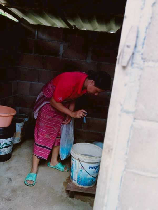 15 สิงหาคม 2568 นางเสาร์แก้ว อ่วมพิทยา เจ้าพนักงานสาธารณสุข รพ.สต.บ้านสันป่าไร่ ร่วมกับ อาสาสมัครสาธารณสุข หมู่ที่ 3 บ้านป่าไร่เหนือ ควบคุมโรคไข้เลือดออก รอบที่ 1 เคสนส.พรนภา วาจาอุทัย สำรวจและทำลายแหล่งเพาะพันธ์ลูกน้ำยุงลาย 200 เมตร รอบบ้านผู้ป่วย จำนวน 