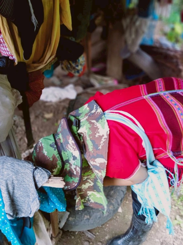 15 สิงหาคม 2568 นางเสาร์แก้ว อ่วมพิทยา เจ้าพนักงานสาธารณสุข รพ.สต.บ้านสันป่าไร่ ร่วมกับ อาสาสมัครสาธารณสุข หมู่ที่ 3 บ้านป่าไร่เหนือ ควบคุมโรคไข้เลือดออก รอบที่ 1 เคสนส.พรนภา วาจาอุทัย สำรวจและทำลายแหล่งเพาะพันธ์ลูกน้ำยุงลาย 200 เมตร รอบบ้านผู้ป่วย จำนวน 