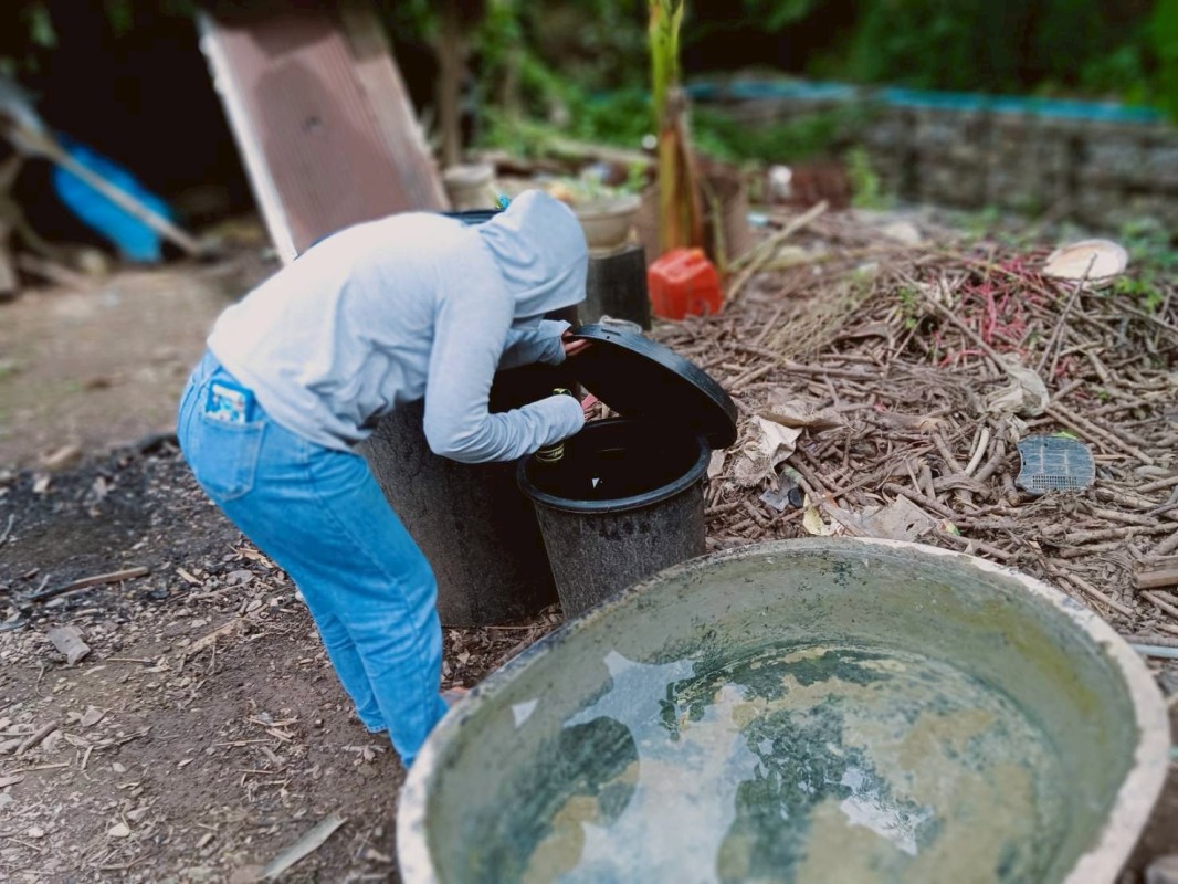 15 สิงหาคม 2568 นางเสาร์แก้ว อ่วมพิทยา เจ้าพนักงานสาธารณสุข รพ.สต.บ้านสันป่าไร่ ร่วมกับ อาสาสมัครสาธารณสุข หมู่ที่ 3 บ้านป่าไร่เหนือ ควบคุมโรคไข้เลือดออก รอบที่ 1 เคสนส.พรนภา วาจาอุทัย สำรวจและทำลายแหล่งเพาะพันธ์ลูกน้ำยุงลาย 200 เมตร รอบบ้านผู้ป่วย จำนวน 