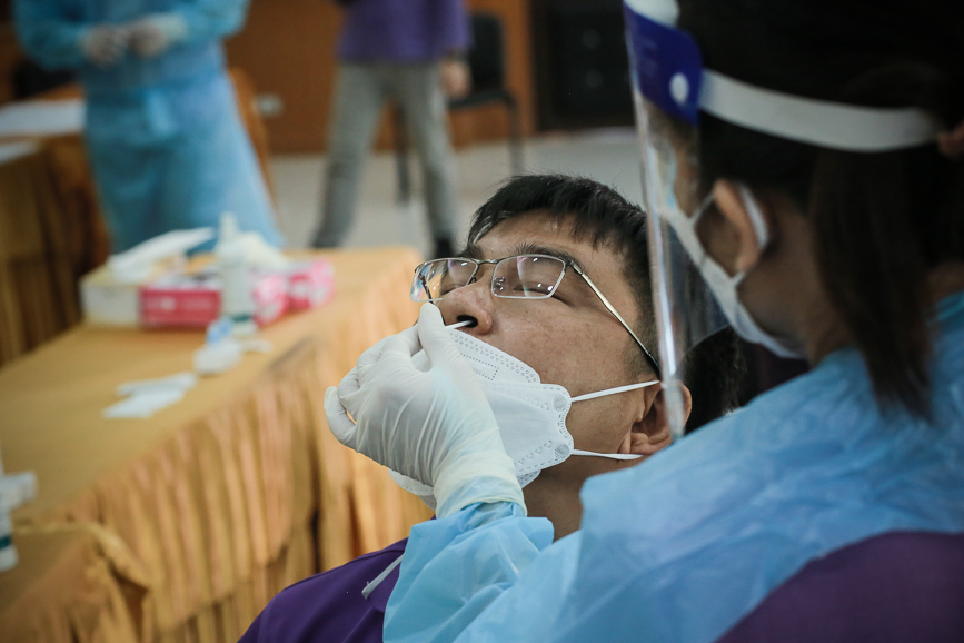 อบจ.ตาก ตรวจคัดกรองด้วยชุดตรวจ Atigen Test Kid (ATK) ให้แก่บุคลากรในสังกัด ตามนโยบาย นายก อบจ.ตาก เพื่อป้องกันการแพร่ระบาดของโรค covid-19