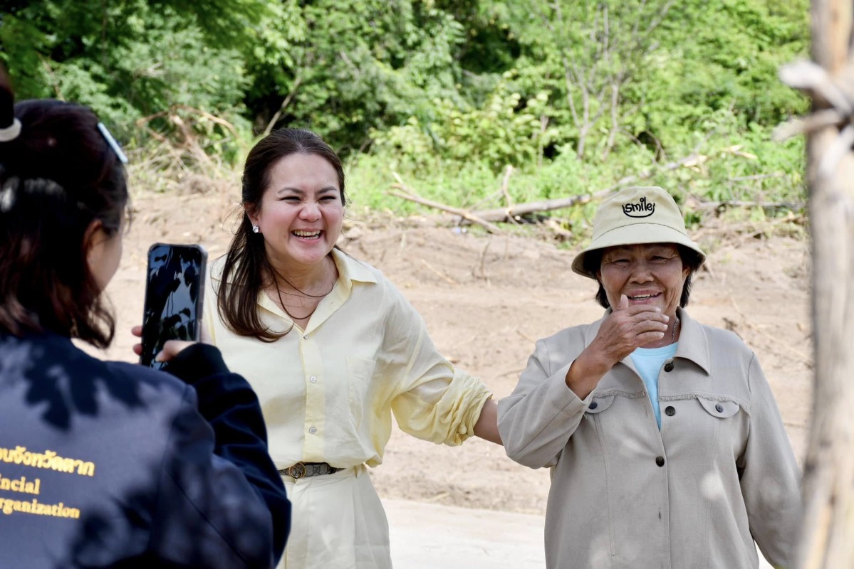 นายกจอย (นายก อบจ.ตาก) ลงพื้นที่ตรวจติดตามงานขุดลอกร่องเหมืองในพื้นที่ ต.หนองบัวใต้ อ.เมืองตาก