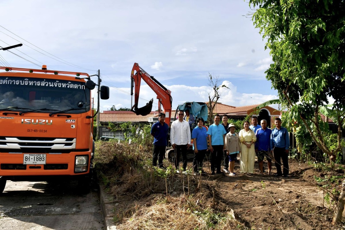 นายกจอย (นายก อบจ.ตาก) ลงพื้นที่ตรวจติดตามงานขุดลอกร่องเหมืองในพื้นที่ ต.หนองบัวใต้ อ.เมืองตาก