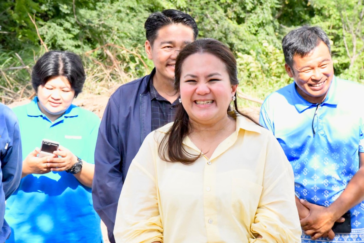 นายกจอย (นายก อบจ.ตาก) ลงพื้นที่ตรวจติดตามงานขุดลอกร่องเหมืองในพื้นที่ ต.หนองบัวใต้ อ.เมืองตาก