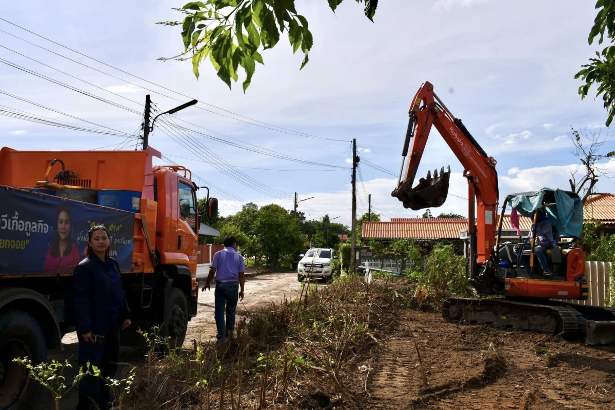 นายกจอย (นายก อบจ.ตาก) ลงพื้นที่ตรวจติดตามงานขุดลอกร่องเหมืองในพื้นที่ ต.หนองบัวใต้ อ.เมืองตาก