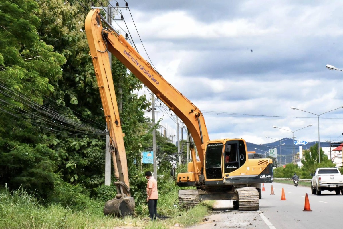 นายกจอย (นายก อบจ.ตาก) สนับสนุนเครื่องจักรพร้อมน้ำมันเชื้อเพลิง งบประมาณ 23,900 บาท ขุดลอกคลองสาธารณะ ในพื้นที่ อ.แม่สอด 