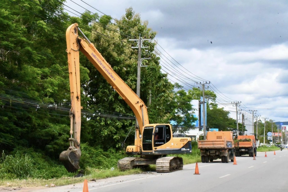 นายกจอย (นายก อบจ.ตาก) สนับสนุนเครื่องจักรพร้อมน้ำมันเชื้อเพลิง งบประมาณ 23,900 บาท ขุดลอกคลองสาธารณะ ในพื้นที่ อ.แม่สอด 