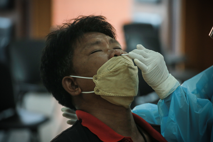 อบจ.ตาก ตรวจคัดกรองด้วยชุดตรวจ Atigen Test Kid (ATK) ให้แก่บุคลากรในสังกัด ตามนโยบาย นายก อบจ.ตาก เพื่อป้องกันการแพร่ระบาดของโรค covid-19