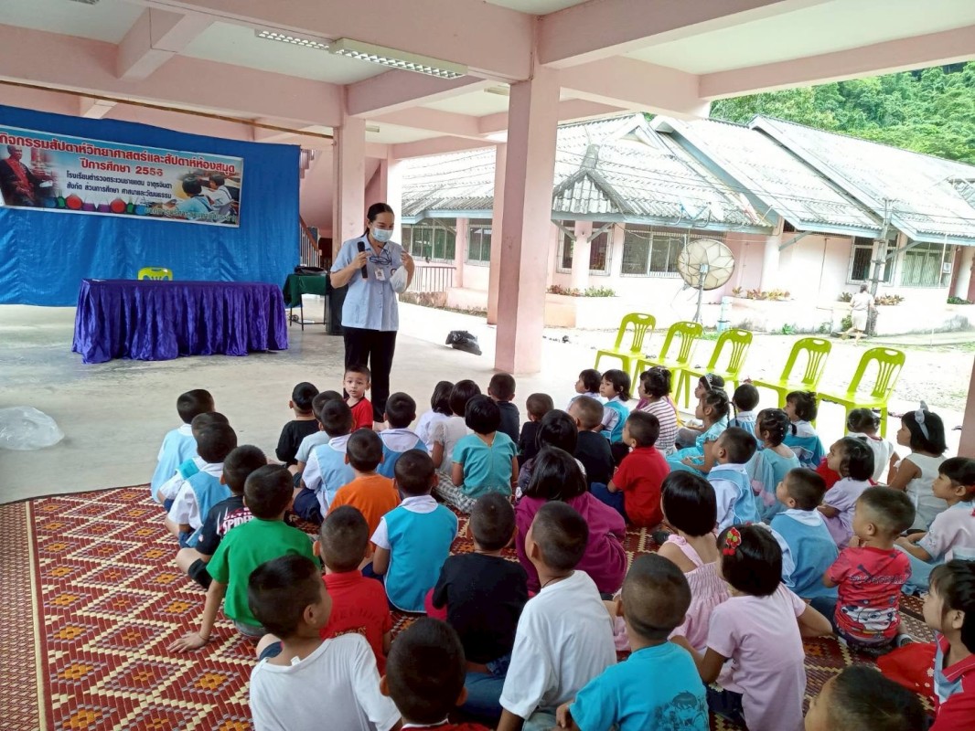 25 สิงหาคม 2568 นางเสาร์แก้ว อ่วมพิทยา เจ้าพนักงานสาธารณสุข รพ.สต.บ้านสันป่าไร่ ออกให้ความรู้เรื่องโรคหนอนพยาธิ การเก็บอุจจาระส่งตรวจและนัดหมายการส่งอุจจาระเพื่อตรวจหาไข่พยาธิ ในเด็กนักเรียนโรงเรียนจาตุรจินดา ตามโครงการพระราชดำริ สมเด็จพระกนิษฐาธิราชเจ้า 