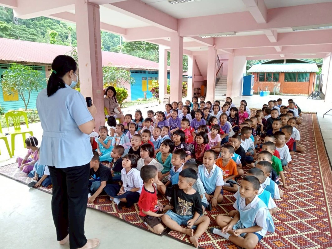 25 สิงหาคม 2568 นางเสาร์แก้ว อ่วมพิทยา เจ้าพนักงานสาธารณสุข รพ.สต.บ้านสันป่าไร่ ออกให้ความรู้เรื่องโรคหนอนพยาธิ การเก็บอุจจาระส่งตรวจและนัดหมายการส่งอุจจาระเพื่อตรวจหาไข่พยาธิ ในเด็กนักเรียนโรงเรียนจาตุรจินดา ตามโครงการพระราชดำริ สมเด็จพระกนิษฐาธิราชเจ้า 