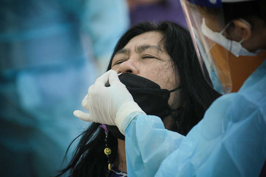 อบจ.ตาก ตรวจคัดกรองด้วยชุดตรวจ Atigen Test Kid (ATK) ให้แก่บุคลากรในสังกัด ตามนโยบาย นายก อบจ.ตาก เพื่อป้องกันการแพร่ระบาดของโรค covid-19