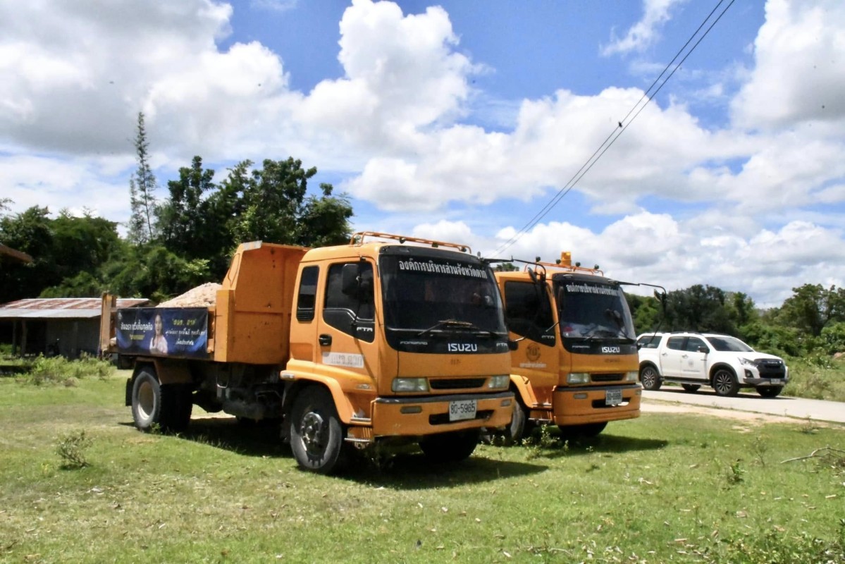 นายกจอย (นายก อบจ.ตาก) ลงพื้นที่ตรวจติดตามโครงการซ่อมแซมถนนลูกรัง ในพื้นที่ ต.โป่งแดง อ.เมืองตาก