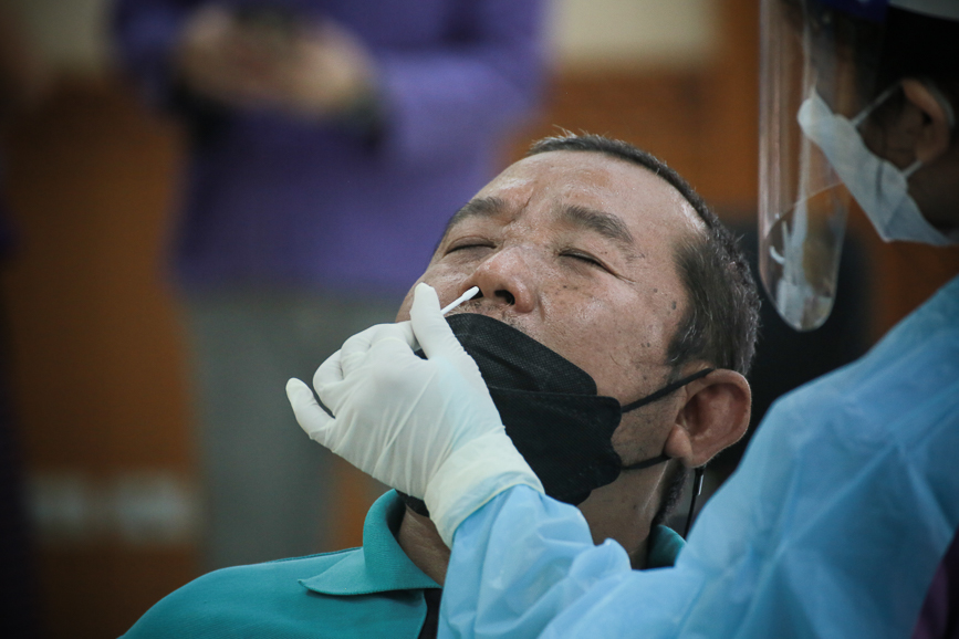 อบจ.ตาก ตรวจคัดกรองด้วยชุดตรวจ Atigen Test Kid (ATK) ให้แก่บุคลากรในสังกัด ตามนโยบาย นายก อบจ.ตาก เพื่อป้องกันการแพร่ระบาดของโรค covid-19