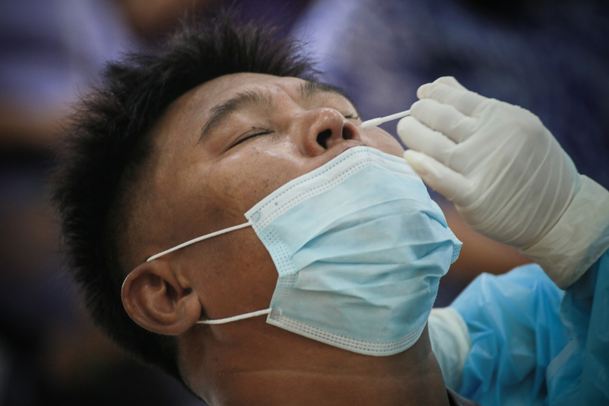 อบจ.ตาก ตรวจคัดกรองด้วยชุดตรวจ Atigen Test Kid (ATK) ให้แก่บุคลากรในสังกัด ตามนโยบาย นายก อบจ.ตาก เพื่อป้องกันการแพร่ระบาดของโรค covid-19