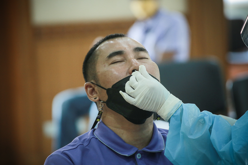 อบจ.ตาก ตรวจคัดกรองด้วยชุดตรวจ Atigen Test Kid (ATK) ให้แก่บุคลากรในสังกัด ตามนโยบาย นายก อบจ.ตาก เพื่อป้องกันการแพร่ระบาดของโรค covid-19