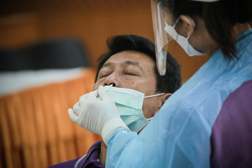 อบจ.ตาก ตรวจคัดกรองด้วยชุดตรวจ Atigen Test Kid (ATK) ให้แก่บุคลากรในสังกัด ตามนโยบาย นายก อบจ.ตาก เพื่อป้องกันการแพร่ระบาดของโรค covid-19