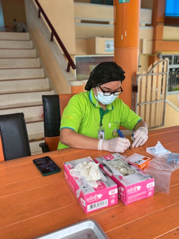 26-27 สิงหาคม 2568 นายอดิศร เทียนพานิช ผอ.รพ.สต.บ้านสันป่าไร่ น.ส.วาสนา กึกก้องโลกา พยาบาลวิชาชีพปฏิบัติการและนางเสาร์แก้ว อ่วมพิทยา เจ้าพนักงานสาธารณสุข รพ.สต.บ้านสันป่าไร่ ตรวจอุจจาระเพื่อตรวจหาไข่พยาธิ ในเด็กนักเรียนในพื้นที่โครงการพระราชดำริ สมเด็จพระ