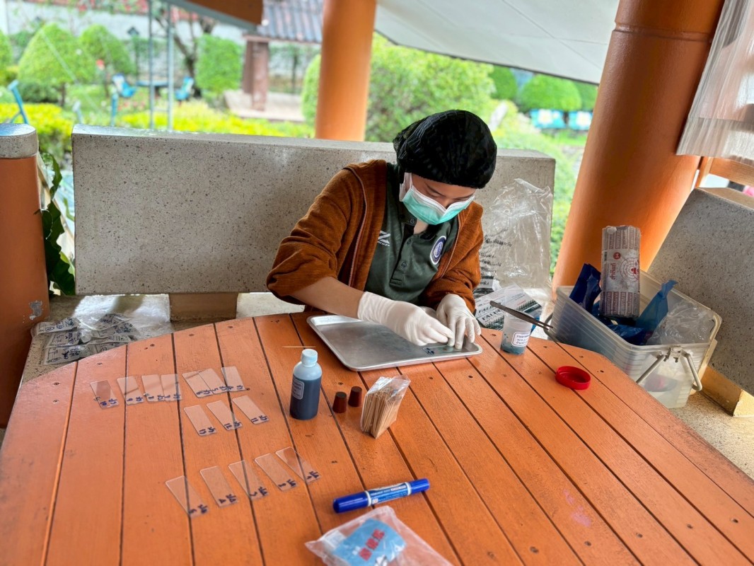 26-27 สิงหาคม 2568 นายอดิศร เทียนพานิช ผอ.รพ.สต.บ้านสันป่าไร่ น.ส.วาสนา กึกก้องโลกา พยาบาลวิชาชีพปฏิบัติการและนางเสาร์แก้ว อ่วมพิทยา เจ้าพนักงานสาธารณสุข รพ.สต.บ้านสันป่าไร่ ตรวจอุจจาระเพื่อตรวจหาไข่พยาธิ ในเด็กนักเรียนในพื้นที่โครงการพระราชดำริ สมเด็จพระ