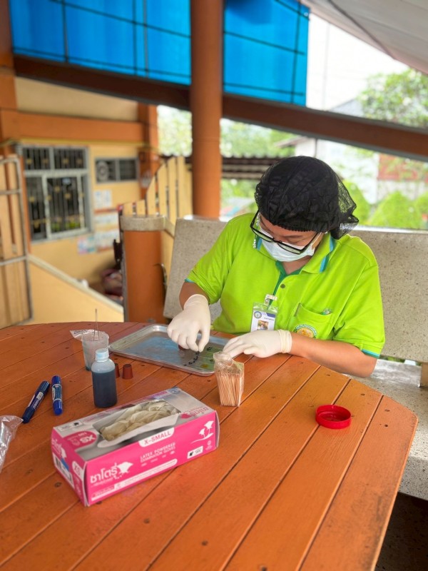 26-27 สิงหาคม 2568 นายอดิศร เทียนพานิช ผอ.รพ.สต.บ้านสันป่าไร่ น.ส.วาสนา กึกก้องโลกา พยาบาลวิชาชีพปฏิบัติการและนางเสาร์แก้ว อ่วมพิทยา เจ้าพนักงานสาธารณสุข รพ.สต.บ้านสันป่าไร่ ตรวจอุจจาระเพื่อตรวจหาไข่พยาธิ ในเด็กนักเรียนในพื้นที่โครงการพระราชดำริ สมเด็จพระ