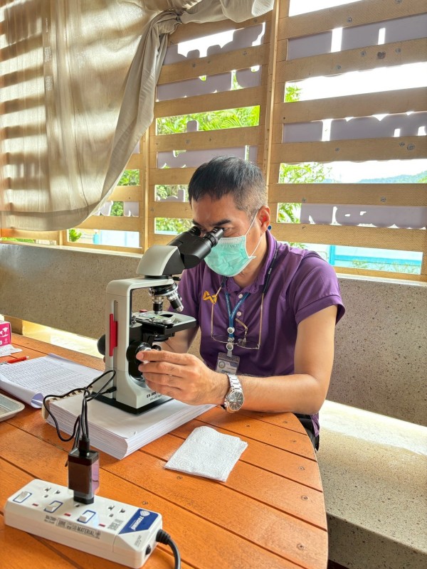 26-27 สิงหาคม 2568 นายอดิศร เทียนพานิช ผอ.รพ.สต.บ้านสันป่าไร่ น.ส.วาสนา กึกก้องโลกา พยาบาลวิชาชีพปฏิบัติการและนางเสาร์แก้ว อ่วมพิทยา เจ้าพนักงานสาธารณสุข รพ.สต.บ้านสันป่าไร่ ตรวจอุจจาระเพื่อตรวจหาไข่พยาธิ ในเด็กนักเรียนในพื้นที่โครงการพระราชดำริ สมเด็จพระ