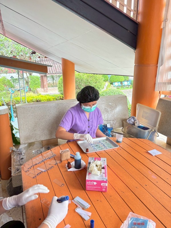 26-27 สิงหาคม 2568 นายอดิศร เทียนพานิช ผอ.รพ.สต.บ้านสันป่าไร่ น.ส.วาสนา กึกก้องโลกา พยาบาลวิชาชีพปฏิบัติการและนางเสาร์แก้ว อ่วมพิทยา เจ้าพนักงานสาธารณสุข รพ.สต.บ้านสันป่าไร่ ตรวจอุจจาระเพื่อตรวจหาไข่พยาธิ ในเด็กนักเรียนในพื้นที่โครงการพระราชดำริ สมเด็จพระ