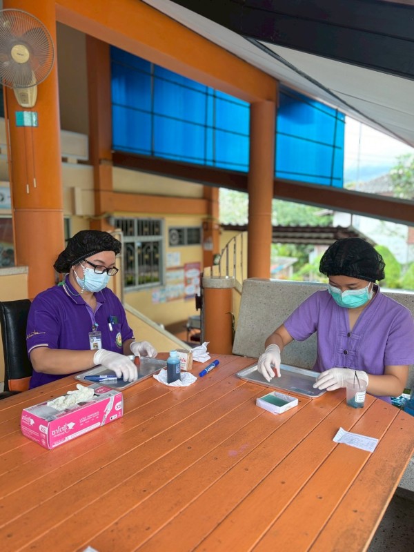 26-27 สิงหาคม 2568 นายอดิศร เทียนพานิช ผอ.รพ.สต.บ้านสันป่าไร่ น.ส.วาสนา กึกก้องโลกา พยาบาลวิชาชีพปฏิบัติการและนางเสาร์แก้ว อ่วมพิทยา เจ้าพนักงานสาธารณสุข รพ.สต.บ้านสันป่าไร่ ตรวจอุจจาระเพื่อตรวจหาไข่พยาธิ ในเด็กนักเรียนในพื้นที่โครงการพระราชดำริ สมเด็จพระ