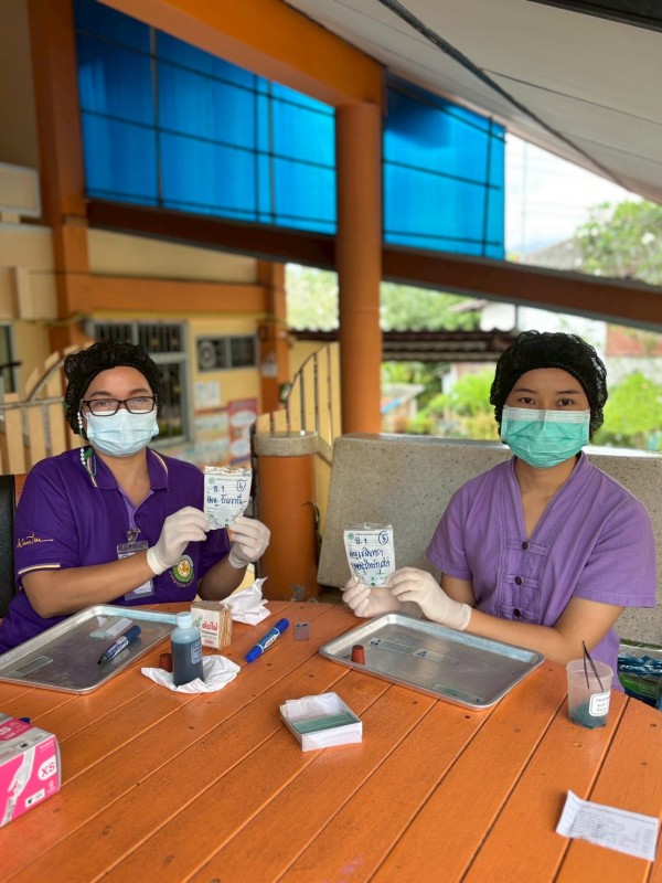 26-27 สิงหาคม 2568 นายอดิศร เทียนพานิช ผอ.รพ.สต.บ้านสันป่าไร่ น.ส.วาสนา กึกก้องโลกา พยาบาลวิชาชีพปฏิบัติการและนางเสาร์แก้ว อ่วมพิทยา เจ้าพนักงานสาธารณสุข รพ.สต.บ้านสันป่าไร่ ตรวจอุจจาระเพื่อตรวจหาไข่พยาธิ ในเด็กนักเรียนในพื้นที่โครงการพระราชดำริ สมเด็จพระ