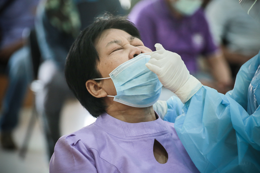 อบจ.ตาก ตรวจคัดกรองด้วยชุดตรวจ Atigen Test Kid (ATK) ให้แก่บุคลากรในสังกัด ตามนโยบาย นายก อบจ.ตาก เพื่อป้องกันการแพร่ระบาดของโรค covid-19