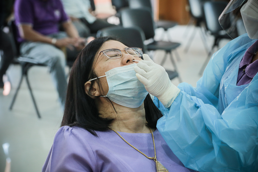 อบจ.ตาก ตรวจคัดกรองด้วยชุดตรวจ Atigen Test Kid (ATK) ให้แก่บุคลากรในสังกัด ตามนโยบาย นายก อบจ.ตาก เพื่อป้องกันการแพร่ระบาดของโรค covid-19