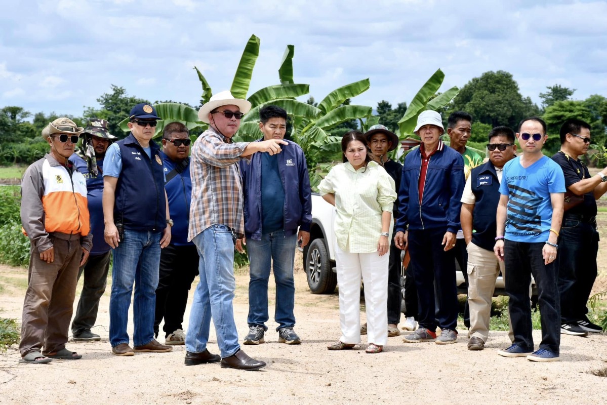 นายกจอย (นายก อบจ. ตาก) ลงพื้นที่ตรวจสอบ พร้อมนำรถเครื่องจักรกลเข้าช่วยเสริมคันดิน บรรเทาความเดือดร้อนของพี่น้องประชาชน ในพื้นที่ ต.วังหมัน และต.ยกกระบัตร อ.สามเงา