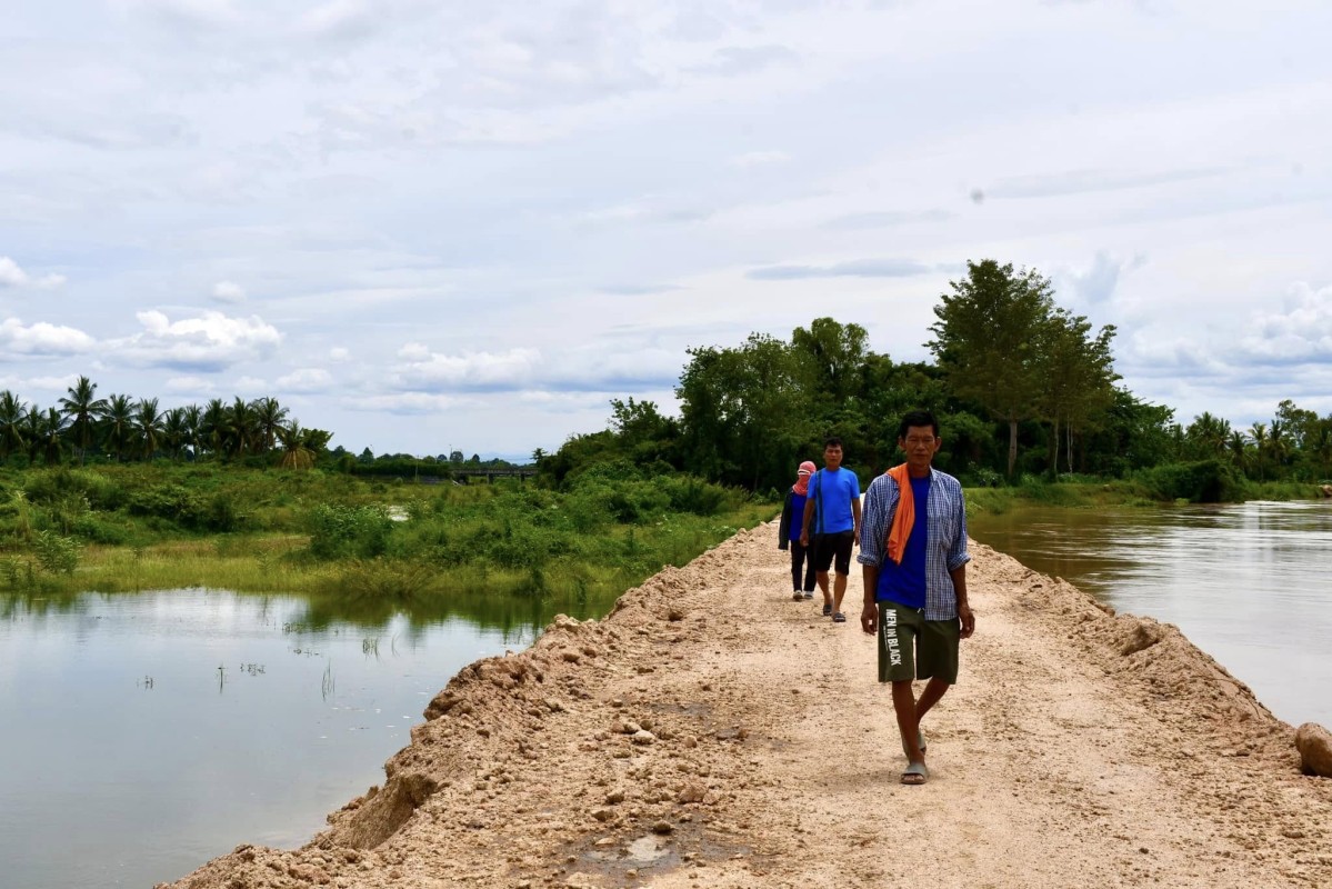 นายกจอย (นายก อบจ. ตาก) ลงพื้นที่ตรวจสอบ พร้อมนำรถเครื่องจักรกลเข้าช่วยเสริมคันดิน บรรเทาความเดือดร้อนของพี่น้องประชาชน ในพื้นที่ ต.วังหมัน และต.ยกกระบัตร อ.สามเงา