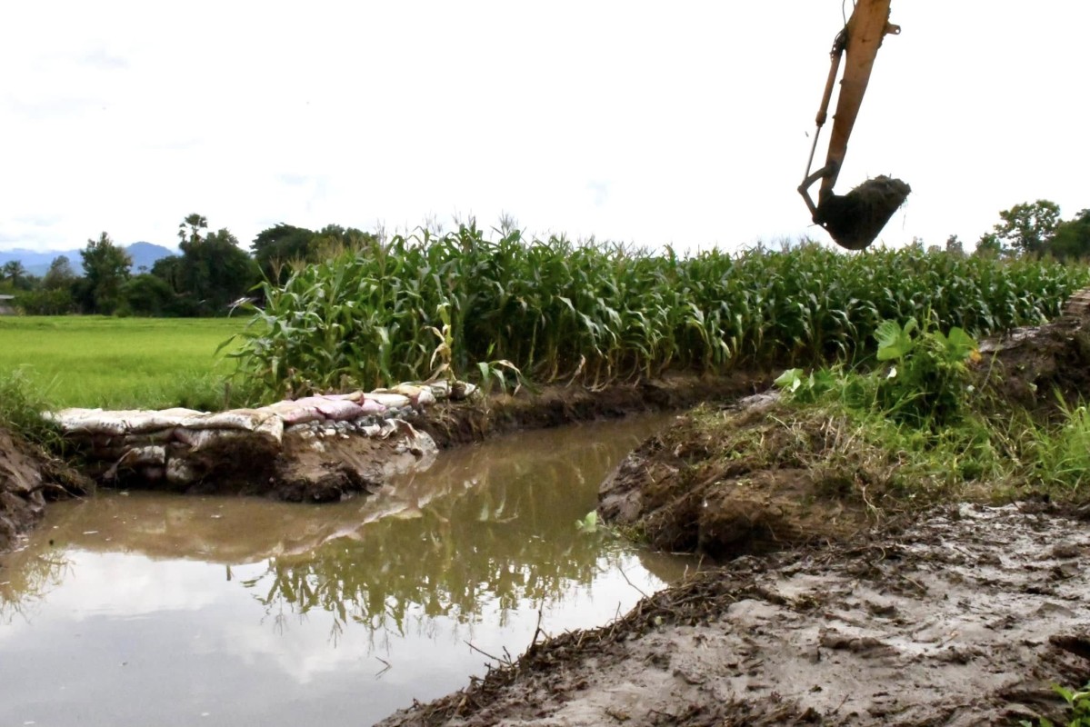 นายกจอย (นายก อบจ.ตาก) สนับสนุนเครื่องจักรพร้อมน้ำมันเชื้อเพลิง งบประมาณ 50,000 บาท ในพื้นที่ ต.แม่ตาว อ.แม่สอด 