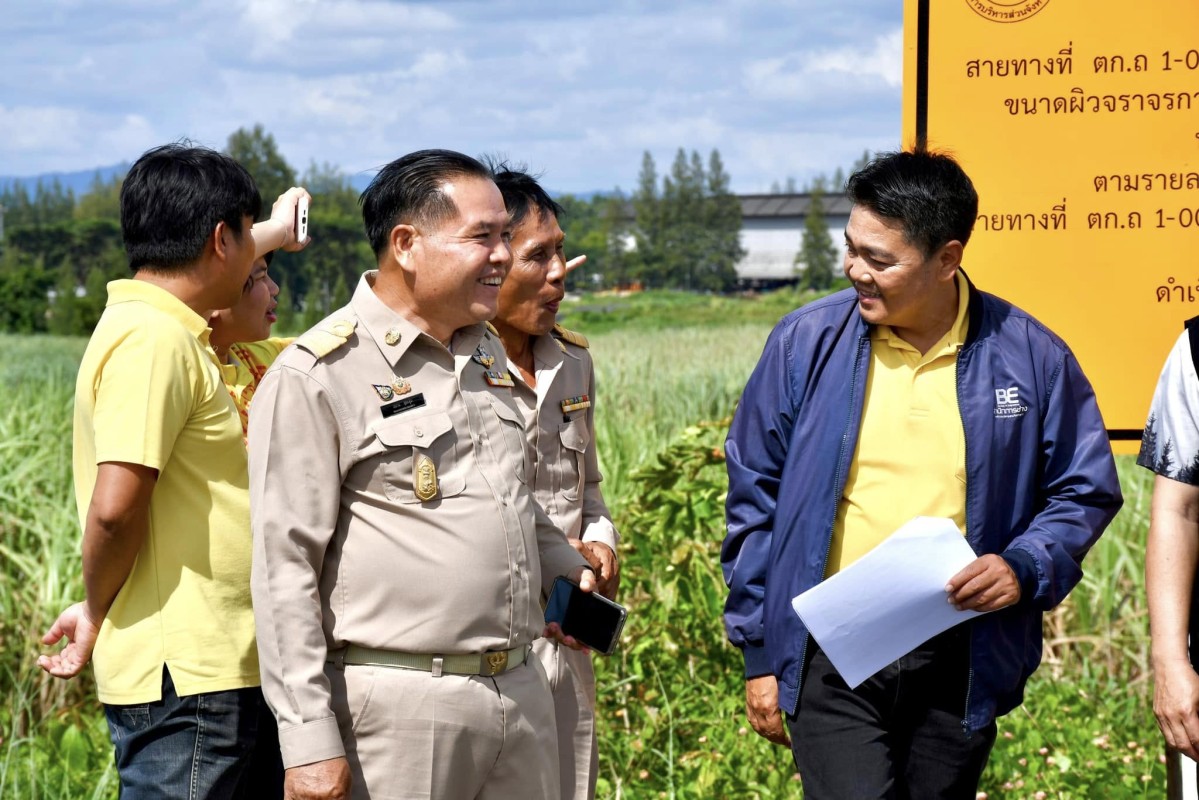 นายกจอย (นายก อบจ.ตาก) ลงพื้นที่ตรวจติดตามโครงการปรับปรุงถนนโดยซ่อมแซมเป็นผิวทางแอสฟัลท์ติกคอนกรีต ในพื้นที่ อ.แม่สอด จ.ตาก งบประมาณ 6,242,000 บาท
