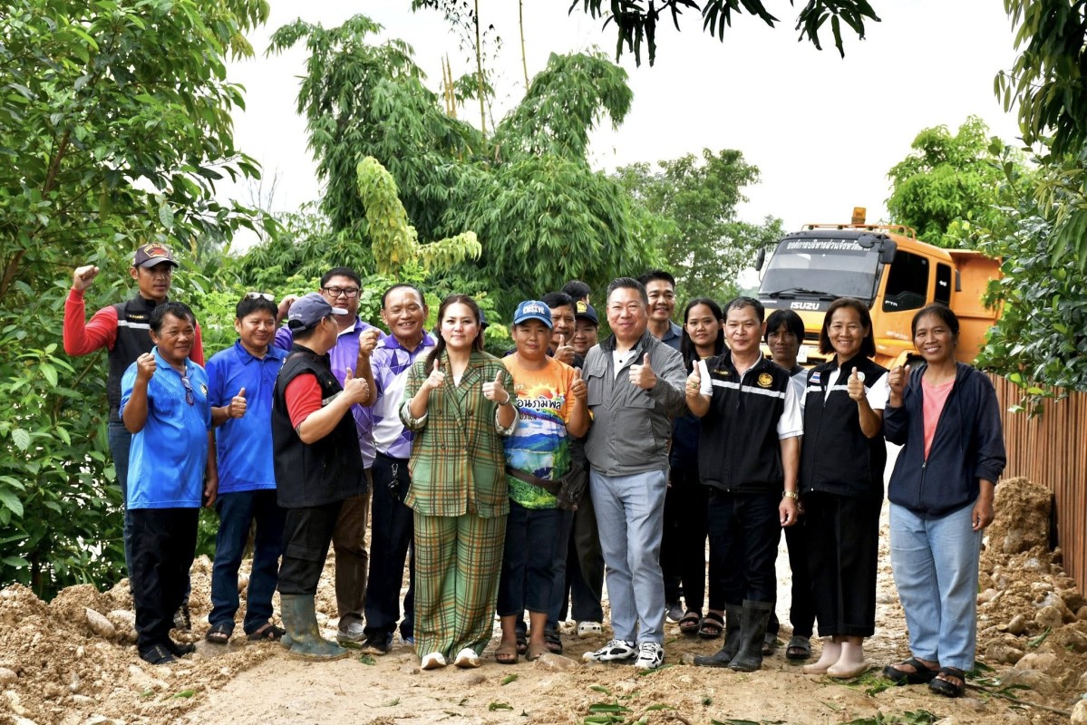นายกจอย (นายกอบจ.ตาก) ลงพื้นที่ติดตามการทำงานของเครื่องจักรกลในพื้นที่ บ้านยางโองน้ำ ต.แม่สลิด อ.บ้านตาก งบประมาณ 320,000 บาท 