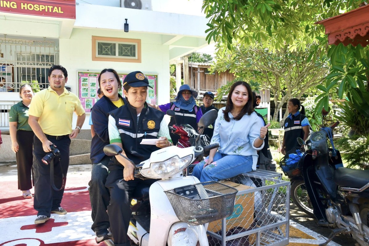 นากจอย (นายก อบจ.ตาก) ลงพื้นที่มอบชุดยาสามัญประจำบ้านให้กับประชาชนที่ได้รับผลกระทบน้ำท่วม ในพื้นที่บ้านแม่เชียงราย อ.สามเงา