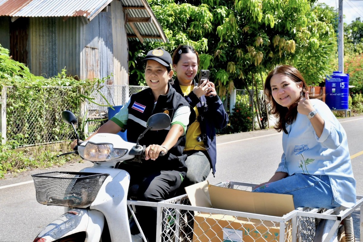 นากจอย (นายก อบจ.ตาก) ลงพื้นที่มอบชุดยาสามัญประจำบ้านให้กับประชาชนที่ได้รับผลกระทบน้ำท่วม ในพื้นที่บ้านแม่เชียงราย อ.สามเงา