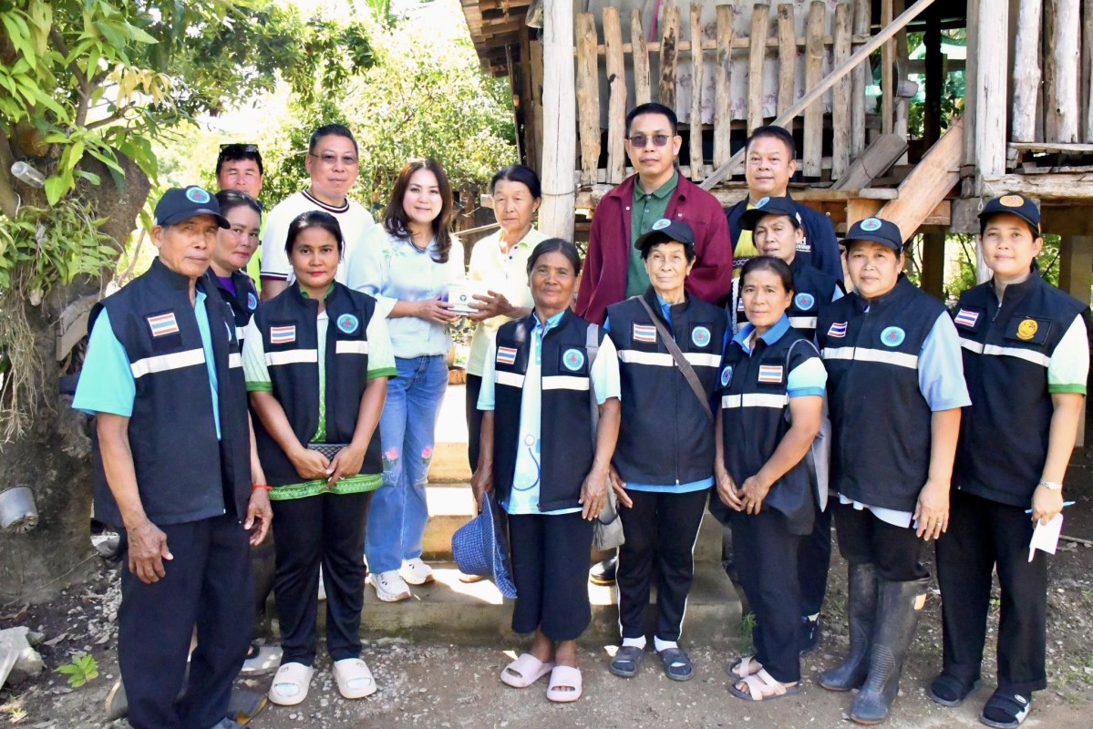 นากจอย (นายก อบจ.ตาก) ลงพื้นที่มอบชุดยาสามัญประจำบ้านให้กับประชาชนที่ได้รับผลกระทบน้ำท่วม ในพื้นที่บ้านแม่เชียงราย อ.สามเงา