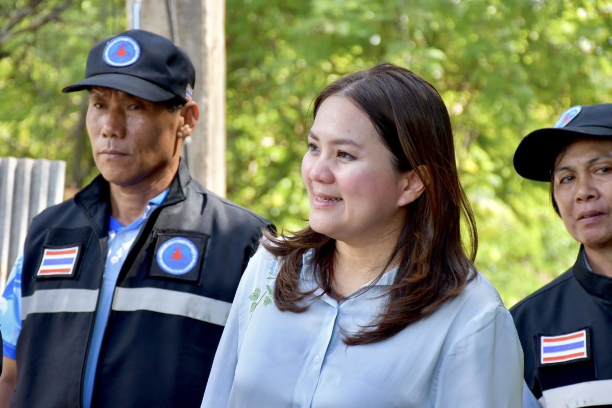 นากจอย (นายก อบจ.ตาก) ลงพื้นที่มอบชุดยาสามัญประจำบ้านให้กับประชาชนที่ได้รับผลกระทบน้ำท่วม ในพื้นที่บ้านแม่เชียงราย อ.สามเงา