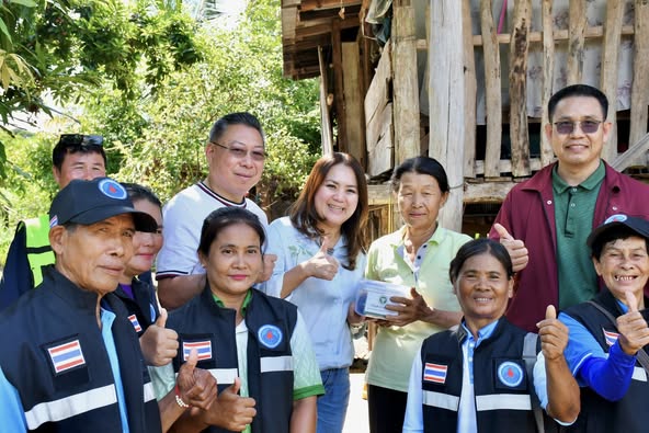 นากจอย (นายก อบจ.ตาก) ลงพื้นที่มอบชุดยาสามัญประจำบ้านให้กับประชาชนที่ได้รับผลกระทบน้ำท่วม ในพื้นที่บ้านแม่เชียงราย อ.สามเงา